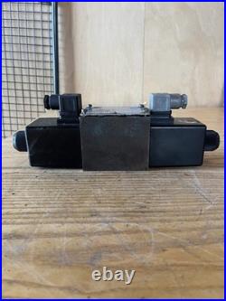 Denison Hydraulic directional control valve Box #87 3D02 34 210. 03 02 00A1