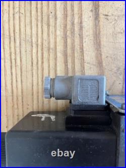 Denison Hydraulic directional control valve Box #87 3D02 34 210. 03 02 00A1