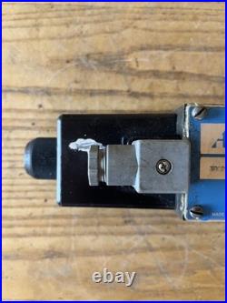 Denison Hydraulic directional control valve Box #87 3D02 34 210. 03 02 00A1