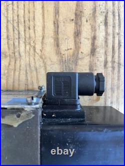 Denison Hydraulic directional control valve Box #87 3D02 34 210. 03 02 00A1