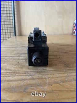 Denison Hydraulic directional control valve Box #87 3D02 34 210. 03 02 00A1