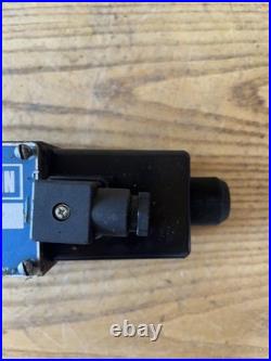 Denison Hydraulic directional control valve Box #87 3D02 34 210. 03 02 00A1