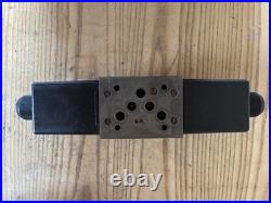 Denison Hydraulic directional control valve Box #87 3D02 34 210. 03 02 00A1