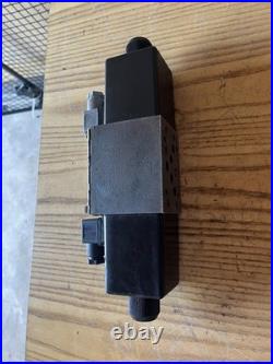 Denison Hydraulic directional control valve Box #87 3D02 34 210. 03 02 00A1