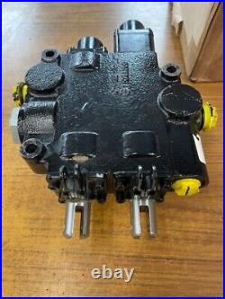 Prince RD5200 2 function hydraulic directional valve. Has closed center plug